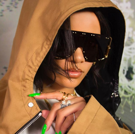 Не забывай про неон: маникюр Рианны для тех, кто любит «поярче»