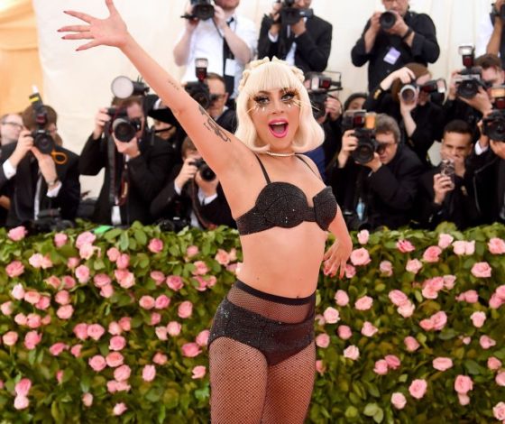 А вот и ведущая вечера! Леди Гага на ковровой дорожке Met Gala