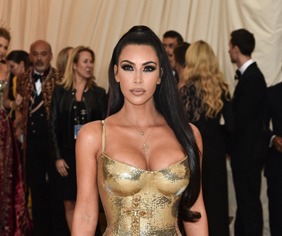 Прозрачные платья и декольте: все наряды семейства Кардашьян на Met Gala