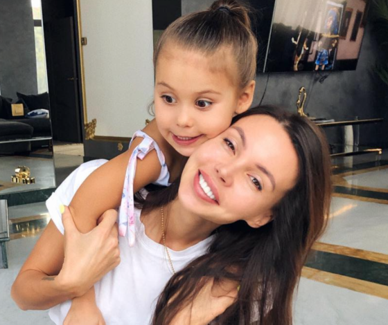 Секрет воспитания: Оксана Самойлова рассказала, как наказывает дочек