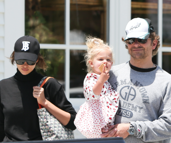 Выдыхаем: Ирина Шейк и Брэдли Купер на прогулке с дочкой