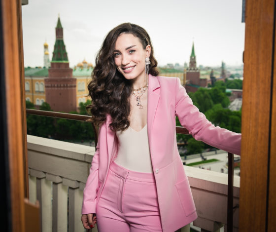 Виктория Дайнеко отпраздновала день рождения в отеле: Юлианна Караулова, Юлия Паршута и Оскар Ренкель пришли поздравить певицу 