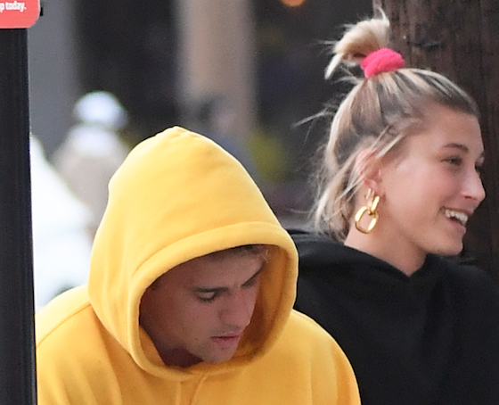 Идеальная семья! Джастин и Хейли Бибер вместе выгуливают щенка