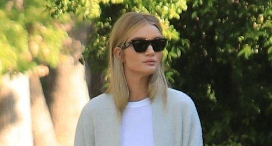 Она идеальна! Роузи Хантингтон-Уайтли на прогулке с сыном