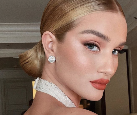 Полегче! Новые горячие фото Роузи Хантингтон-Уайтли в белье