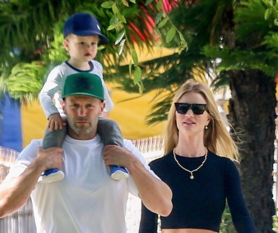 Любимая семья! Джейсон Стэтхем и Роузи Хантингтон-Уайтли на прогулке с сыном