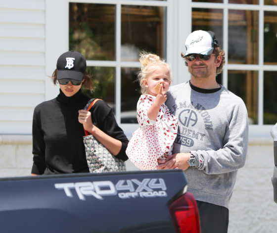 Все как у людей: Ирина Шейк и Брэдли Купер возвращаются в семейные будни