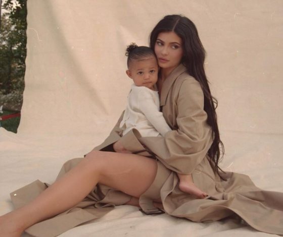 Важный праздник! Как звезды отметили День матери?