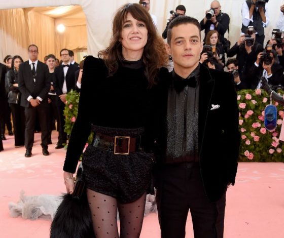 Раздельный выход: Рами Малек позирует на ковровой дорожке не с Люси Бойнтон