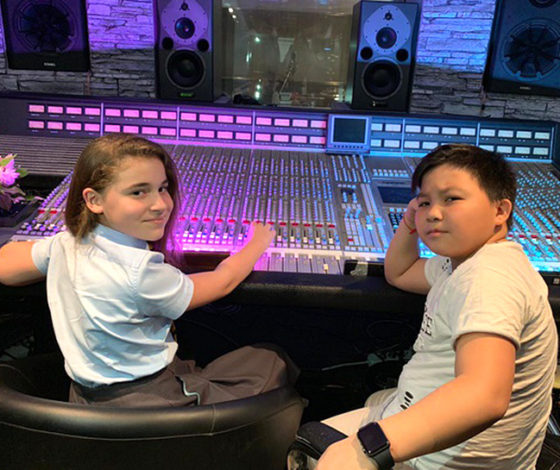 Неожиданно! Финалисты детского «Голоса» Микелла Абрамова и Ержан Максим выступили на «Новой волне»