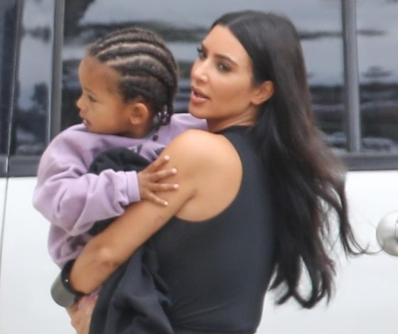 Все в сборе! Сестры Кардашьян и Канье Уэст на воскресной службе рэпера