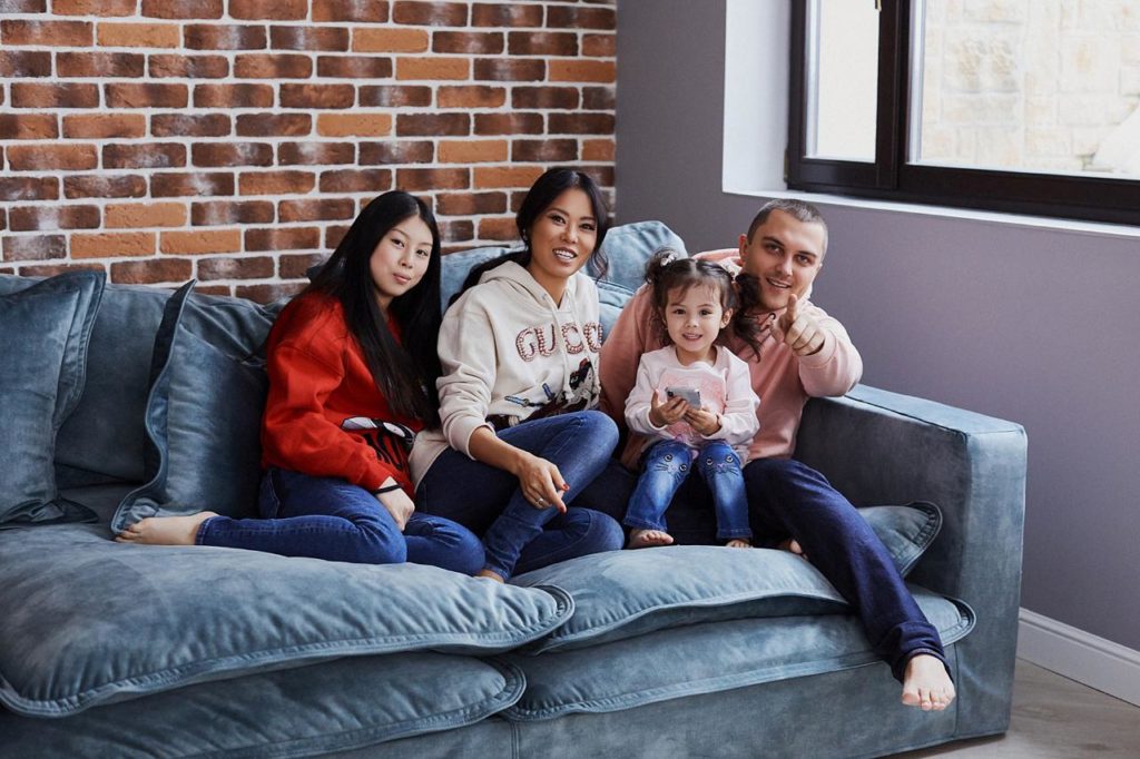 Светлана Ким с дочками и мужем