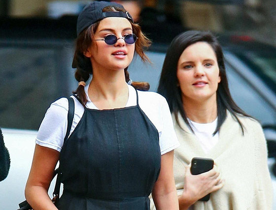 Girls power: Селена Гомес на прогулке с подругами