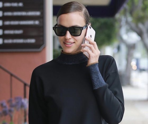 На фоне слухов о разрыве с Брэдли: Ирина Шейк вышла на прогулку в черном