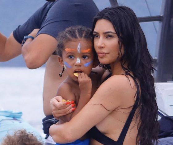 Ким Кардашьян в очень откровенном купальнике отдыхает на яхте