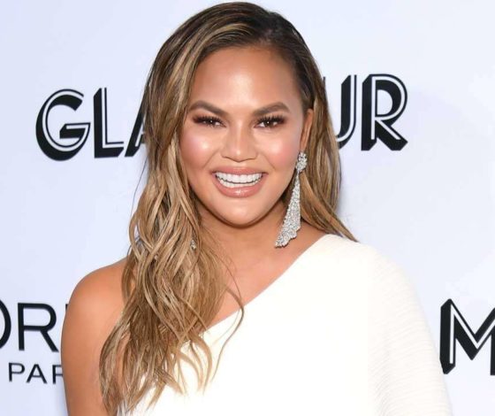 «Сейчас выглядит не фонтан»: Крисси Тейген рассказала, что делала пластическую операцию на грудь