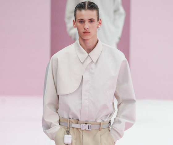 Брелок для AirPods и пальто, за которые можно умереть, на мужском показе Dior