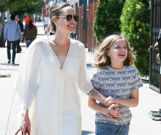 Идеал! Анджелина Джоли на прогулке с дочкой Вивьен