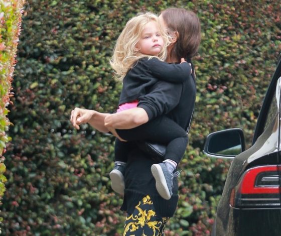 Лея – красотка! Ирина Шейк замечена на прогулке с дочкой