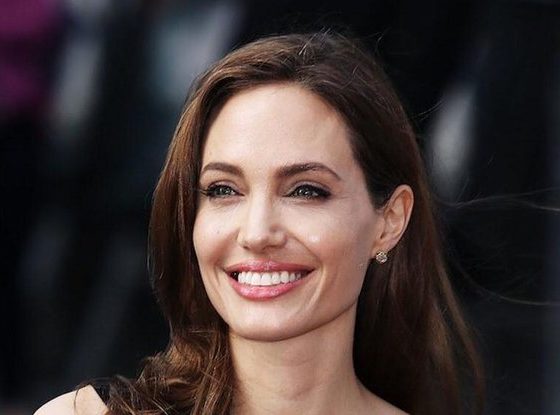 Как две капли воды! Как мать Анджелины Джоли выглядела в молодости?