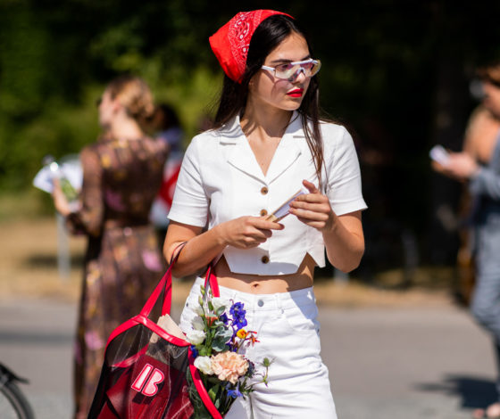 Шелковый платок – главный аксессуар лета: как его носить и с чем сочетать?