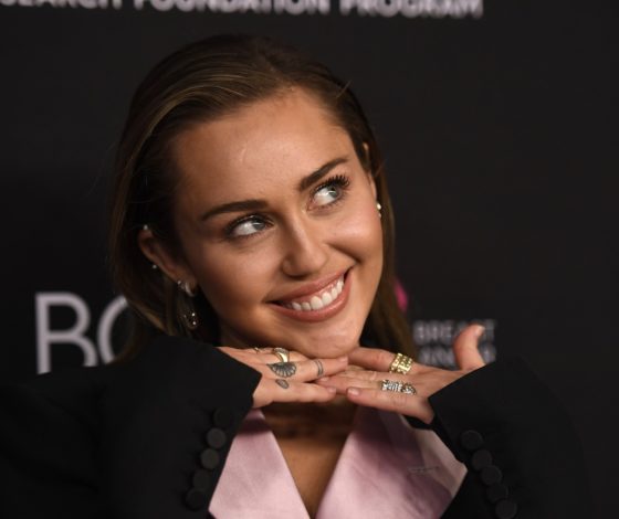 Действительно неловко! Как Майли Сайрус познакомилась со своей девушкой?