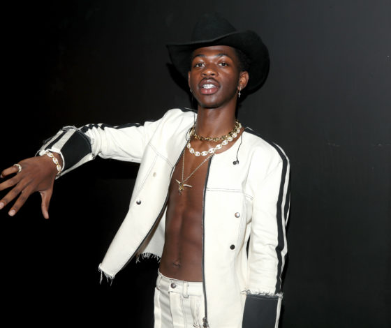 В Америке уже третий раз крадут дорожный знак! При чем тут рэпер Lil Nas X?