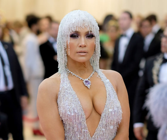 Идеально на каждый день: жемчужный маникюр, как у Дженнифер Лопес