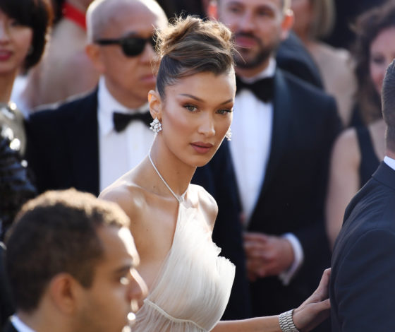 Минутка абсурда: Беллу Хадид обвинили в расизме! За фото… туфли