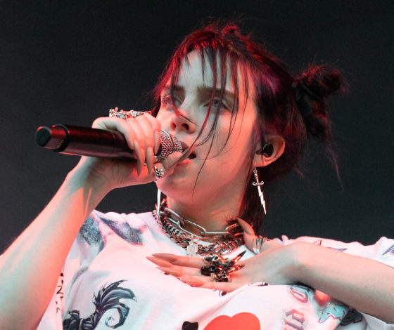 Билли Айлиш стала режиссером своего нового клипа. И о нее тушат окурки