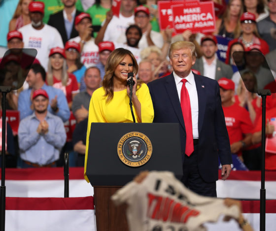 Очень ярко! Новый выход Мелании Трамп с Дональдом