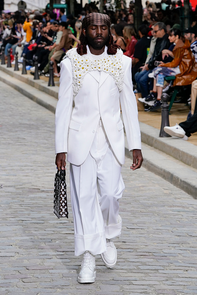 Дев Хайнс на последнем показе Louis Vuitton доказывает, что на мужчинах Total White тоже смотрится эффектно