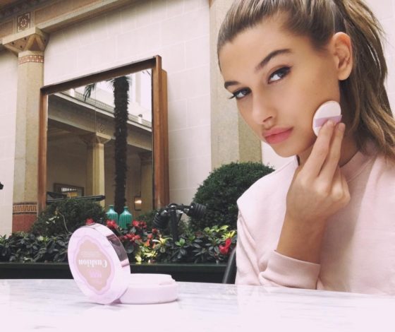 Всем, кому до 25: что должно быть в косметичке? Советует Хейли Бибер