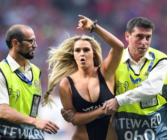 На финале «Лиги чемпионов» по полю пробежалась полуголая фанатка. Кто она, и при чем здесь российский пранкер?