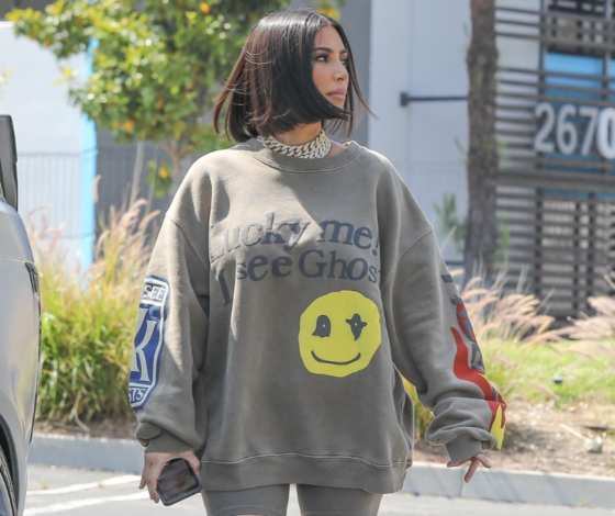 Сколько стоит: лонгслив Ким Кардашьян. Да, очень дорого!