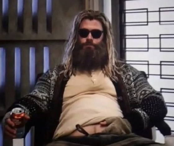 Это очень смешно! Почему Тор так и не похудел в финале «Мстителей»?