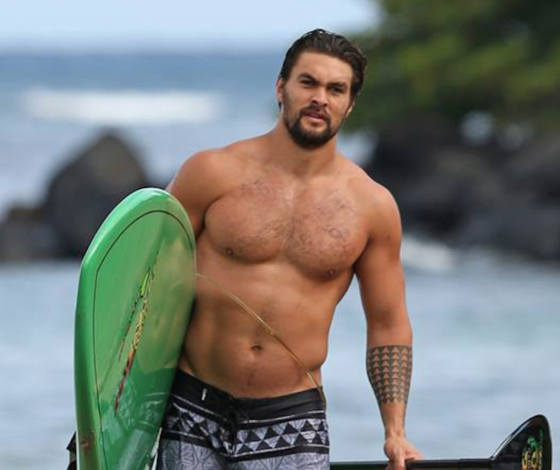 Настоящий «Аквамен»: Джейсон Момоа показал идеальный торс на пляже