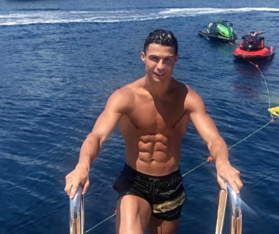 Красиво отдыхать не запретишь! Сколько стоит яхта Криштиану Роналду?