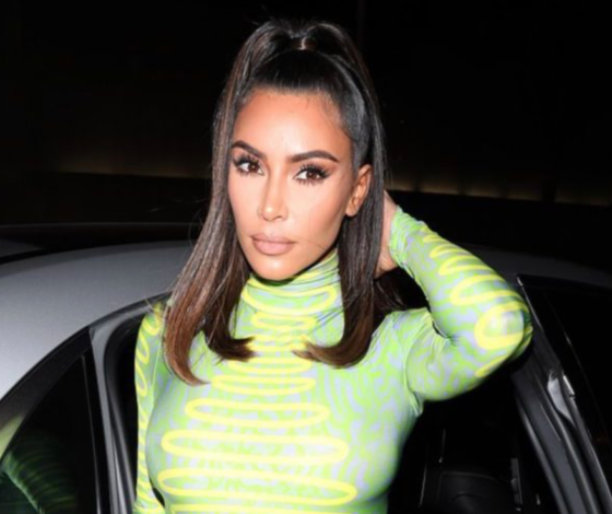 Ни дня без тусовок! Сестры Кардашьян в мини на дне рождения подруги