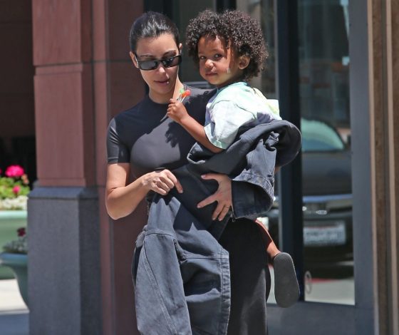 Отдых окончен! Ким Кардашьян замечена на прогулке с сыном в Лос-Анджелесе