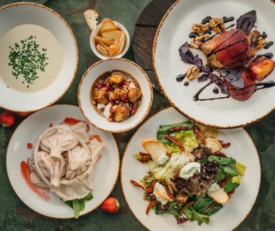 «Есть хинкали & Пить вино»: пробуем хинкали с клубникой