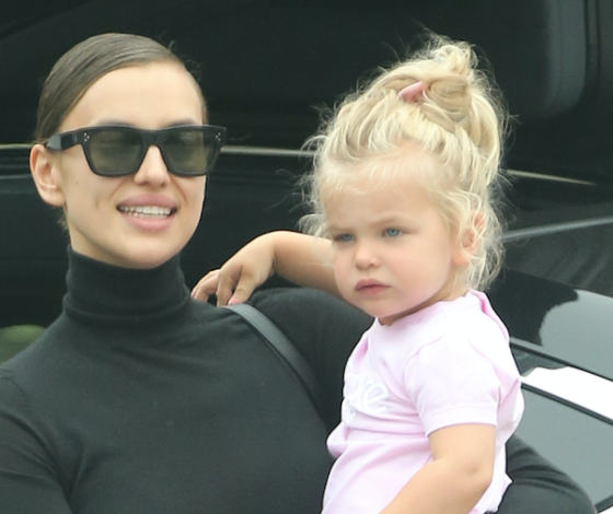 Она еще и спортсменка! Ирина Шейк сыграла в футбол с дочкой