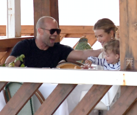 Семейная идиллия! Новые фото Джейсона Стэтхема и Роузи Хантингтон-Уайтли с сыном на отдыхе