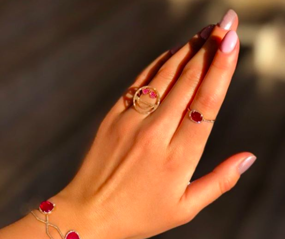 Где сделать маникюр за 1400 рублей?