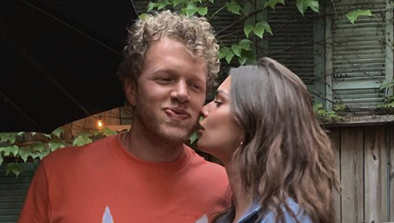 Новое фото Эмили Ратаковски с мужем! Собрали самые милые снимки пары