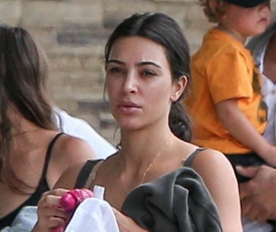 Новый выход Ким и Кортни Кардашьян в Коста-Рике. Без макияжа!