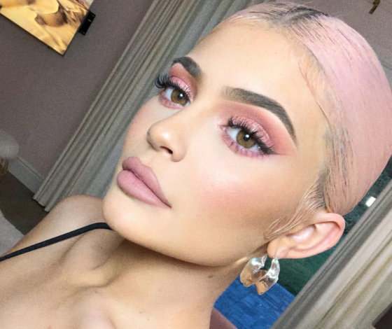 Идеально на лето: где купить неоновое мини-платье как у Кайли?