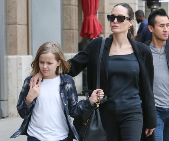 Анджелина Джоли на прогулке с детьми. Шайло тоже тут!