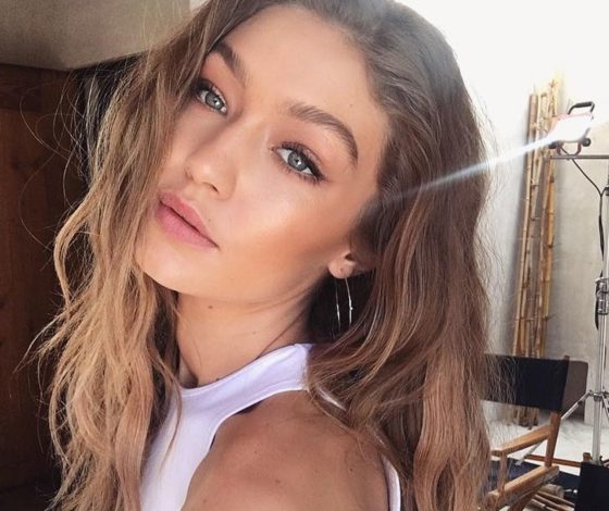 Самая популярная прическа на лето: повторить ее можно за 5 минут