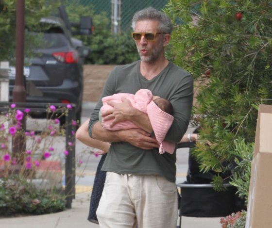 Венсан Кассель и Тина Кунаки на прогулке с дочкой. Первое фото малышки!